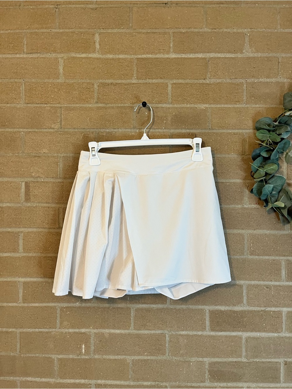 Women’s White Tennis Skort with Pleated Detail